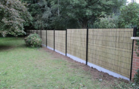Réalisation d’une clôture en panneaux rigides et occultation en brande de bruyère à Morbecque :