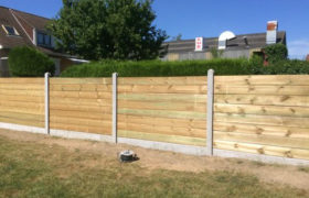 Réalisation d’une clôture mixte poteaux béton, lames bois à Leznnes